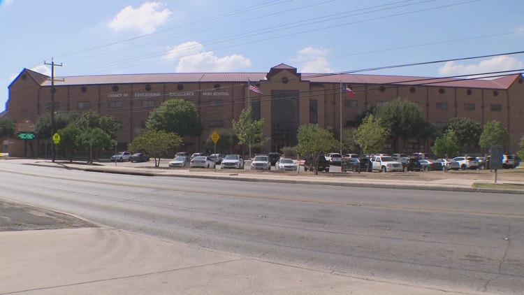 Fox falls through ceiling during LEE High School lunch period, NEISD officials say — KENS 5 (San Antonio), Odessa Schools news
