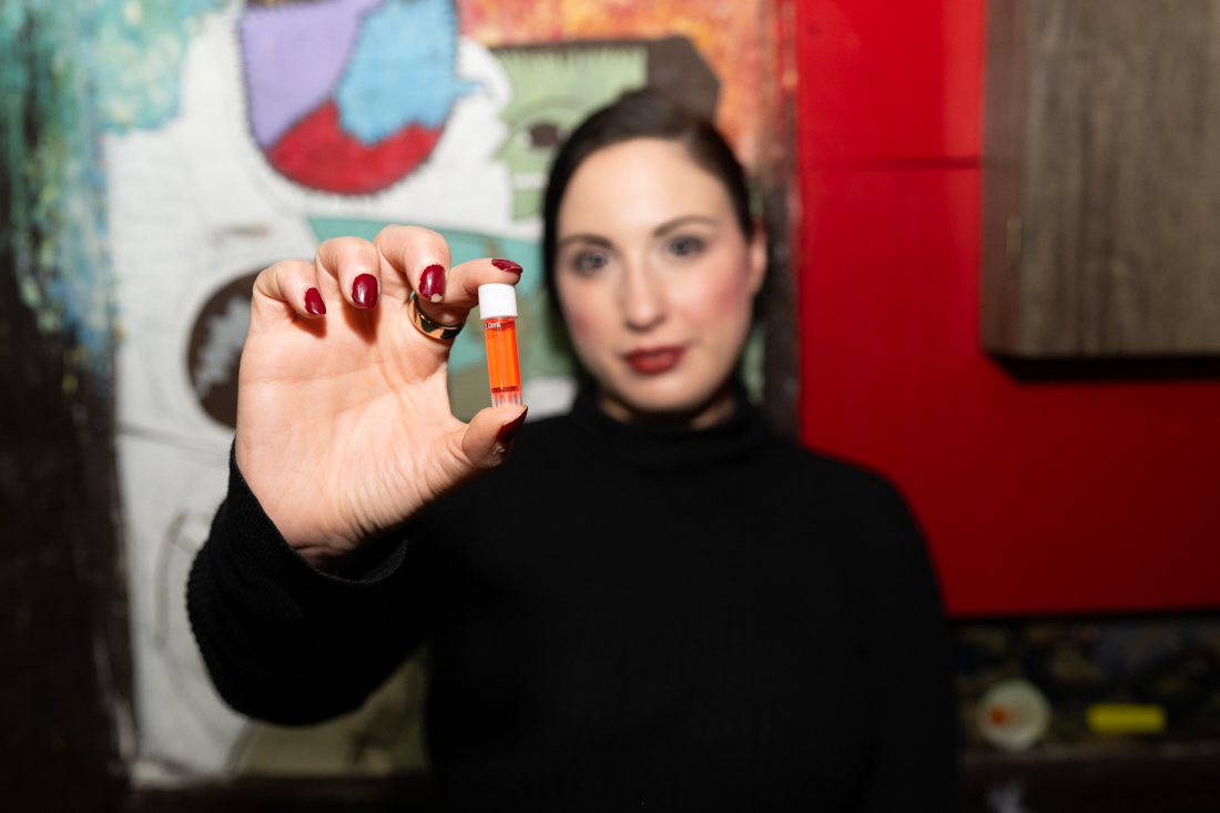 PHOTOS: Elizabeth Holmes lookalikes sport turtlenecks at Churchill’s Pub — Miami New Times, Odessa Dining news